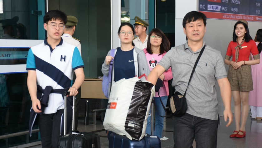 Số lượng khách du lịch Trung Quốc và Hàn Quốc đi tour giá rẻ đến Đà Nẵng ngày càng nhiều.