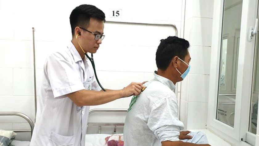 Khám cho bệnh nhân tại Trung tâm Bệnh Nhiệt đới, Bệnh viện Bạch Mai.  