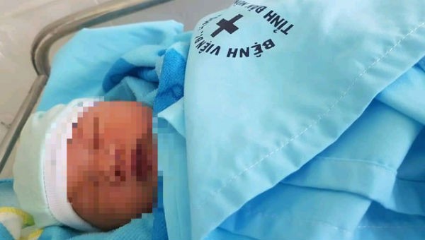 Bé trai sơ sinh hiện được chăm sóc tại khoa Sản bệnh viện Đa khoa tỉnh Đắk Nông.