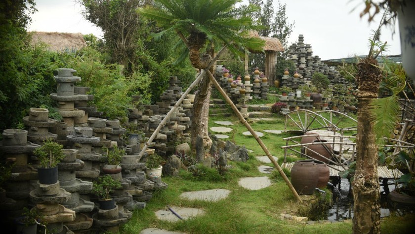 Hàng ngàn chiếc cối đá tạo thành “bức tường” cho khu trưng bày.