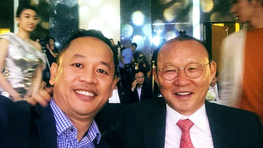 HLV Park Hang Seo cùng ông Lê Huy Khoa, Trợ lý ngôn ngữ đội tuyển bóng đá Việt Nam