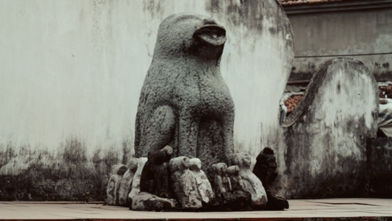 Thạch Linh Thần được thờ tại Đan Phượng với thể hiện hình dáng một chó mẹ lớn và đàn chó nhỏ