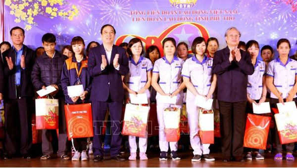 Ông Trần Quốc Vượng cùng đoàn công tác thăm hỏi và tặng quà công nhân ở Phú Thọ.