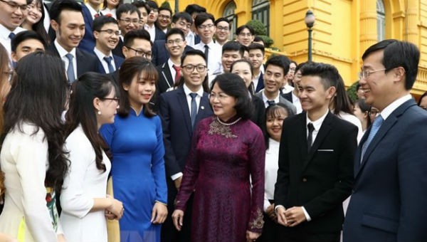 Phó Chủ tịch nước Đặng Thị Ngọc Thịnh gặp mặt các sinh viên tiêu biểu