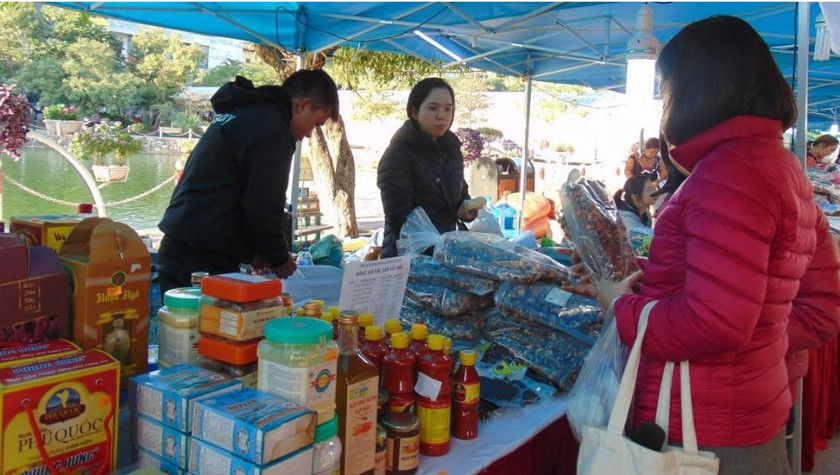 Nhiều hội chợ hàng Tết đang được tổ chức tại Hà Nội.