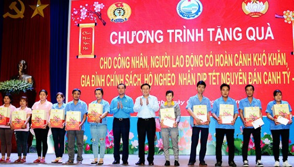 Phó Thủ tướng Chính phủ Vương Đình Huệ tặng quà công nhân có hoàn cảnh khó khăn ở Tây Ninh
