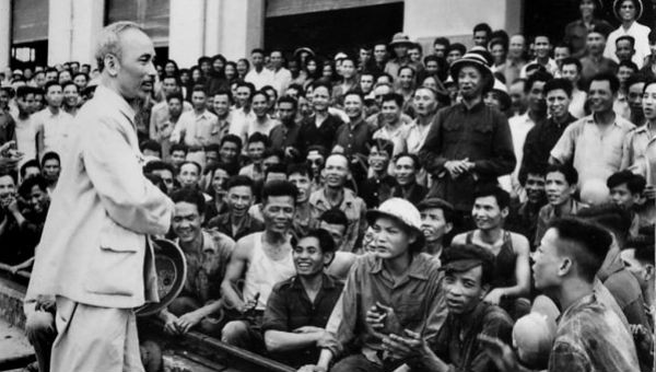 Chủ tịch Hồ Chí Minh chỉ ra rằng, chế độ ta là chế độ “dân là chủ” và “dân làm chủ”