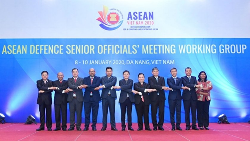 Các trưởng đoàn và đại diện Ban Thư ký ASEAN chụp ảnh chung tại hội nghị.