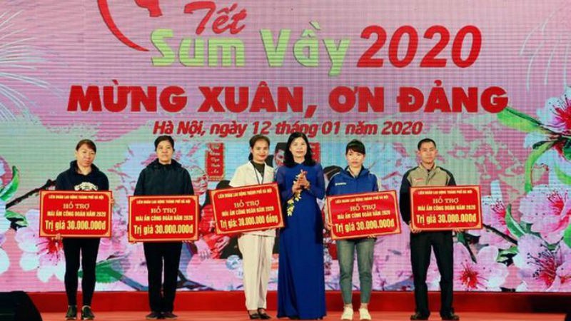 LĐLĐ TP Hà Nội trao tiền hỗ trợ Mái ấm công đoàn cho công nhân lao động Thủ đô