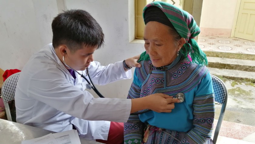 Bác sĩ Nguyễn Phong Phú khám bệnh cho bà con dân tộc ít người ở xã Pha Long.