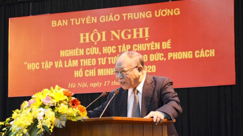 GS Hoàng Chí Bảo trong một buổi nói chuyện về chuyên đề Tăng cường khối đại đoàn kết toàn dân tộc, xây dựng Đảng.