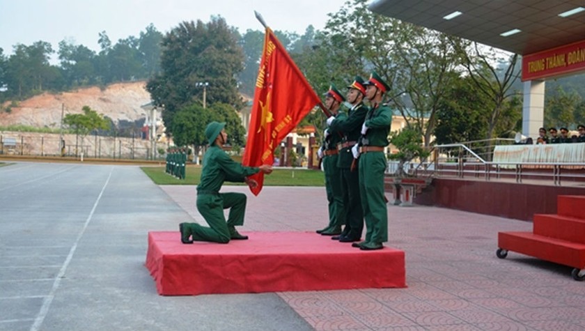 Chiến sĩ tuyên thệ trước ngày xuất ngũ.