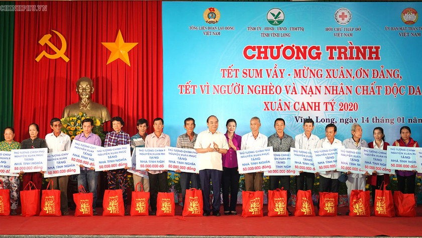 Thủ tướng Nguyễn Xuân Phúc tặng 100 ngôi nhà cho người nghèo.