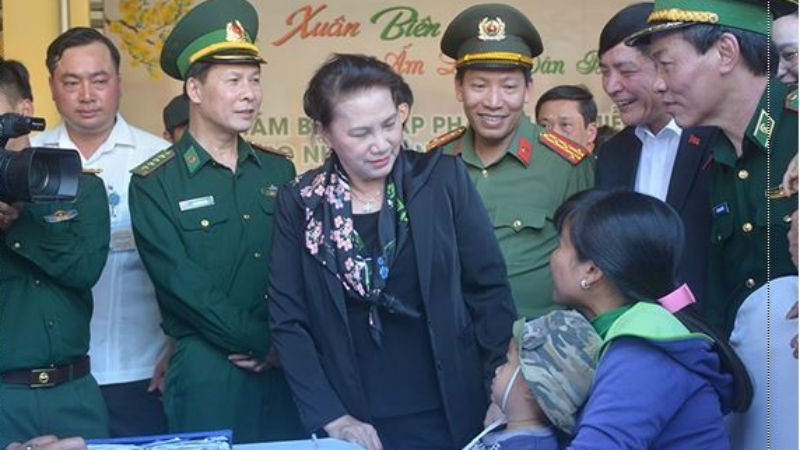 Chủ tịch Quốc hội Nguyễn Thị Kim Ngân thăm hỏi bà con