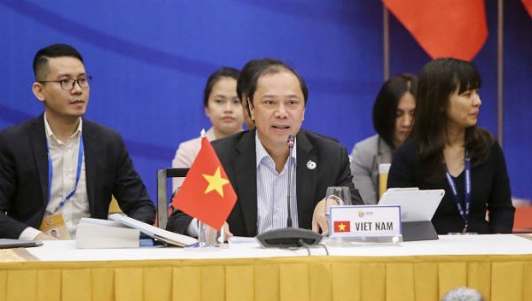 Thứ trưởng Bộ Ngoại giao Nguyễn Quốc Dũng chủ trì cuộc họp.