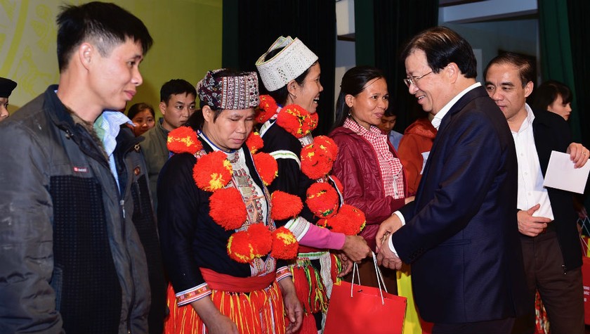 Phó Thủ tướng Trịnh Đình Dũng tặng quà Tết tại tỉnh Tuyên Quang.