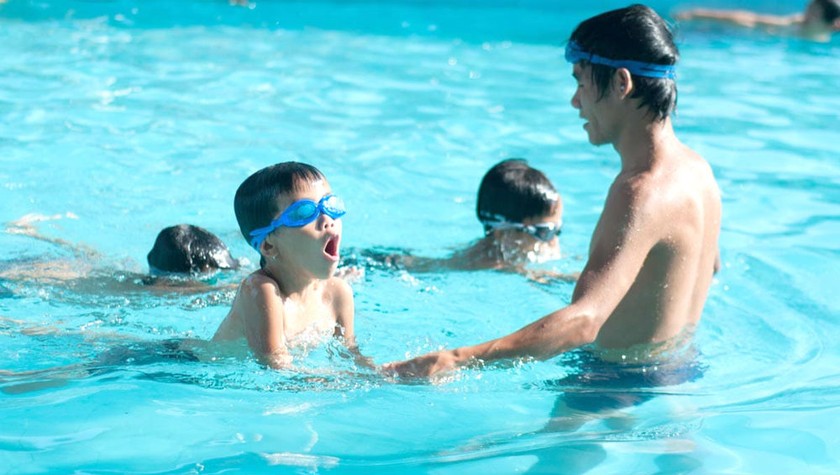 Trẻ nên được học bơi từ nhỏ để tránh các nguy cơ đuối nước