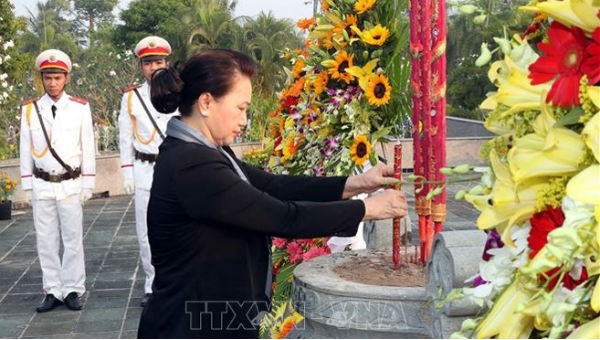 Chủ tịch Quốc hội Nguyễn Thị Kim Ngân viếng các liệt sĩ tại Nghĩa trang tỉnh Bến Tre