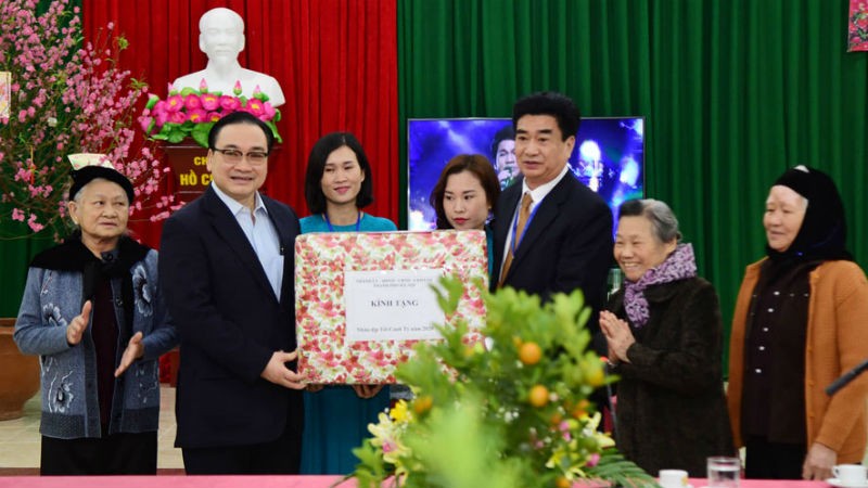 Bí thư Thành ủy Hà Nội Hoàng Trung Hải trao quà Tết tặng Trung tâm Nuôi dưỡng và Điều dưỡng người có công số 2 Hà Nội