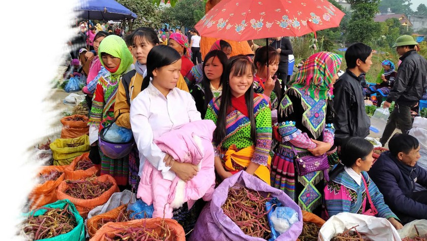 Mỗi phiên chợ là một ngày hội, ngày Tết để phụ nữ H'Mông xuống phố.