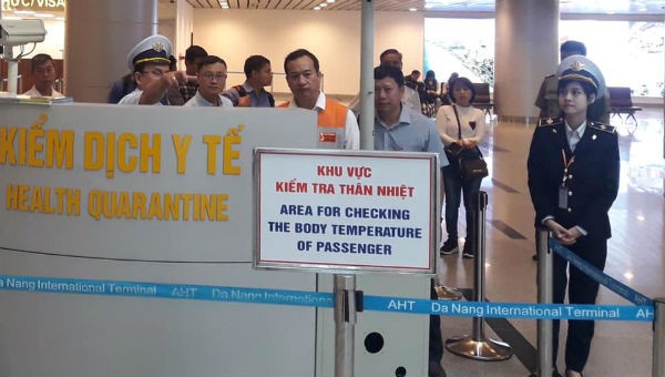 Kiểm tra thân nhiệt tại sân bay quốc tế Đà Nẵng.