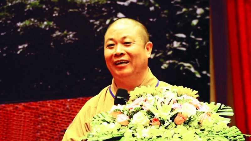 Thượng tọa Thích Thọ Lạc phát biểu trong một hội thảo.