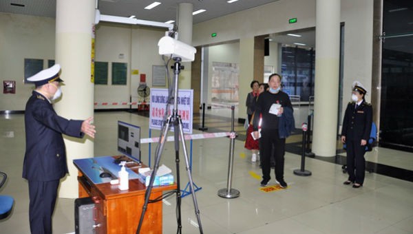 Người nhập cảnh từ Trung Quốc vào Việt Nam đều phải qua kiểm tra bằng máy đo thân nhiệt tự động tại Cửa khẩu quốc tế Móng Cái.