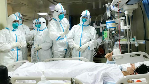 Nhóm bác sĩ bệnh viện Trường đại học quân y số 2 kiểm tra sức khỏe một bệnh nhân tại bệnh viện Hankou ở Vũ Hán, tỉnh Hồ Bắc ngày 27/1/2020. Ảnh: THX/TTXVN.