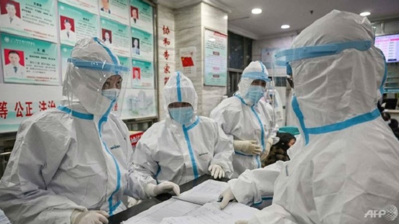 Nhân viên y tế trong một bệnh viện ở Vũ Hán hôm 25/1. Ảnh: AFP