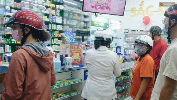 Người dân TP HCM  đổ xô tìm mua khẩu trang để phòng chống dịch viêm phổi do nCoV.