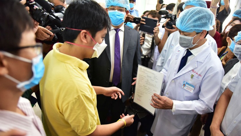 Bệnh nhân người Trung Quốc nhận giấy xuất viện tại BV Chợ Rẫy.