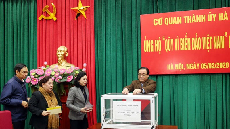Các đồng chí lãnh đạo TP Hà Nội ủng hộ Quỹ “vì biển đảo Việt Nam” năm 2020.
