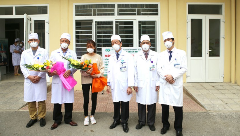  Lãnh đạo BV Đa khoa Thanh Hóa tặng hoa chị Trang khi xuất viện.