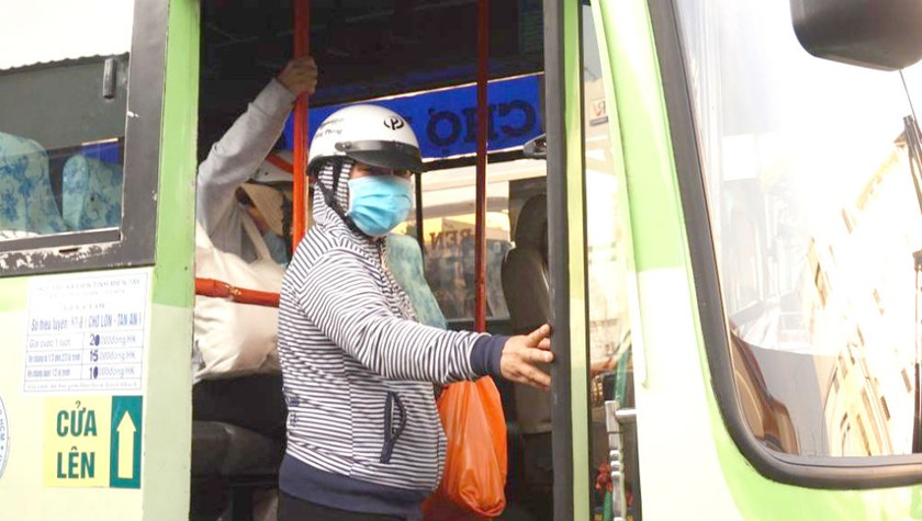 Hành khách đeo khẩu trang khi tham gia phương tiện công cộng.
