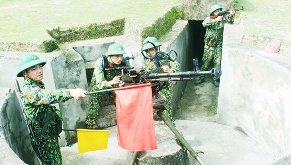 Những người lính đảo tiền tiêu xứ Nghệ luôn chắc tay súng, đảm bảo sẵn sàng chiến đấu.