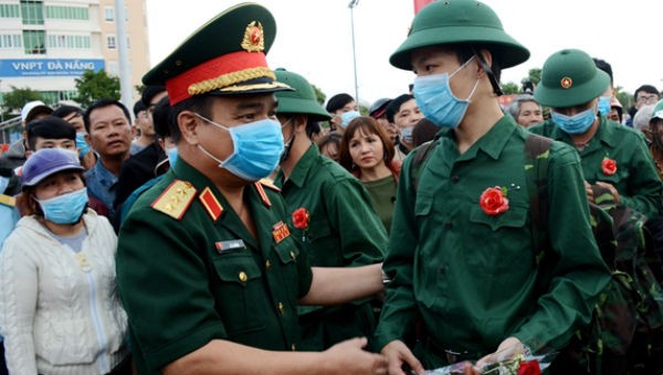 Thượng tướng Lê Chiêm tặng hoa, động viên thanh niên quận Hải Châu (TP Đà Nẵng) lên đường nhập ngũ.