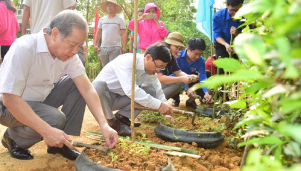 Chủ tịch tỉnh Phan Ngọc Thọ cùng người dân xã Nhâm, huyện A Lưới làm tuyến đường hoa.