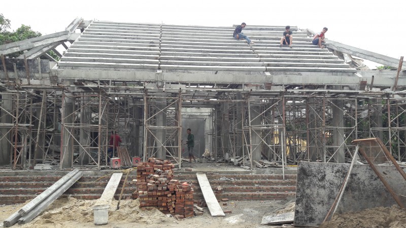 Một ngôi đình cổ được xây mới hoàn toàn bằng bê tông cốt thép.