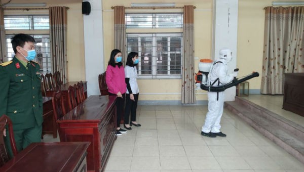 Phun thuốc khử trùng tại công sở, trường học ở Nghệ An.