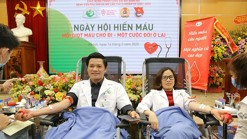 GS.TS. Nguyễn Duy Ánh, Giám đốc và TS.BS Nguyễn Thị Thu Hà, Phó Giám đốc BV Phụ sản Hà Nội tham gia hiến máu