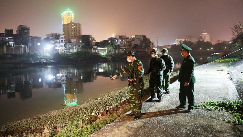 Chiến sĩ Đồn Biên phòng Cửa khẩu Quốc tế Móng Cái tuần tra khu vực đường biên giới tại mép sông Bắc Luân trong đêm.