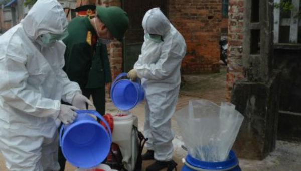 Tổ quân y cơ động của Quân khu 2 phun thuốc khử khuẩn nhà dân ở xã Sơn Lôi, huyện Bình Xuyên, tỉnh Vĩnh Phúc.