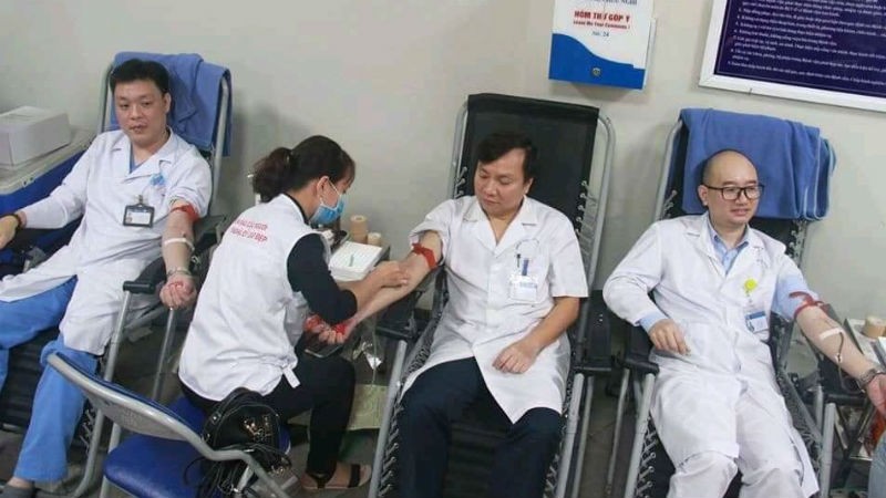 Hình ảnh bác sĩ hiến máu tình nguyện.