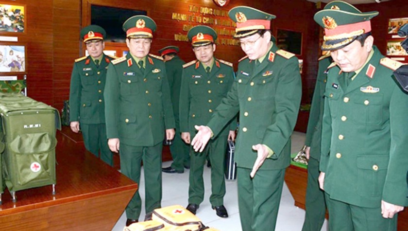 Lãnh đạo ngành Quân y báo cáo Đại tướng Ngô Xuân Lịch sáng kiến bảo đảm trang bị của ngành. Ảnh: Duy Đông