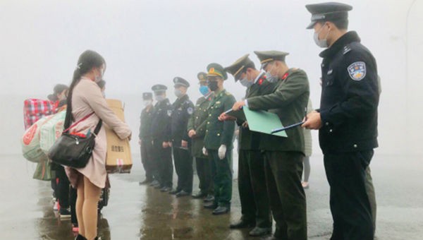 Đồn Biên phòng cửa khẩu Xín Mần, BĐBP Hà Giang phối hợp cùng các cơ quan chức năng tiến hành tiếp nhận công dân do Trung Quốc trao trả.  Ảnh: Kim Nhượng.