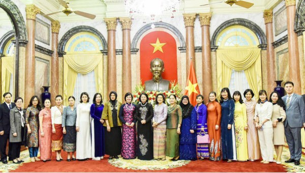 Phó Chủ tịch nước Đặng Thị Ngọc Thịnh cùng đoàn đại biểu chụp ảnh lưu niệm.