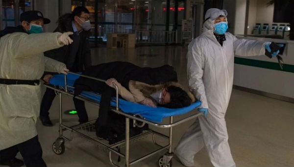 Một phụ nữ mang tai được chuyển vào bệnh viện sản nhi ở Vũ Hán xét nghiệm Covid-19. (Ảnh minh họa: Tân Hoa Xã).