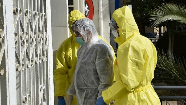 Các nhân viên y tế trong trang phục bảo hộ điều trị cho bệnh nhân nhiễm virus corona ở bệnh viện El-Kettar tại thủ đô Algiers. Ảnh: AFP.