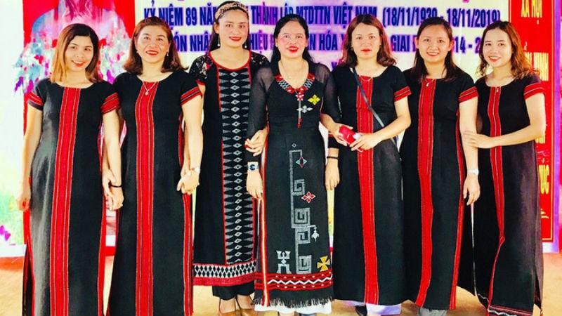 Nét đẹp thổ cẩm được tôn vinh trong thiết kế áo dài của phụ nữ huyện Đakrông, Quảng Trị.