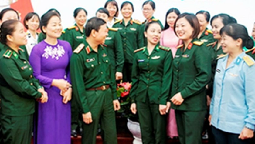Trung tướng Lê Hiền Vân, Phó Chủ nhiệm Tổng cục Chính trị  và các điển hình tiên tiến phụ nữ toàn quân.